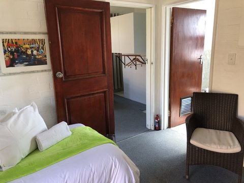 Inter leading rooms. Can accommodate 3-4 guests.